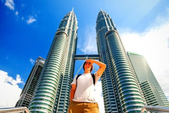 Private Tour Kuala Lumpur with Petronas Twin Towers Observation Deck & Batu Cave