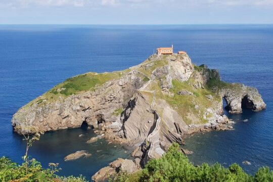 Bilbao, Guggenheim and Gaztelugatxe small group tour, lunch included