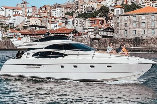 PARTY EXPERIENCE 4h - Private Yacht Tour in the city of Porto