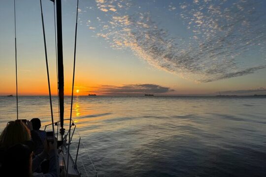 Charming sunset in the Douro on an exclusive sailboat for up to 8 people