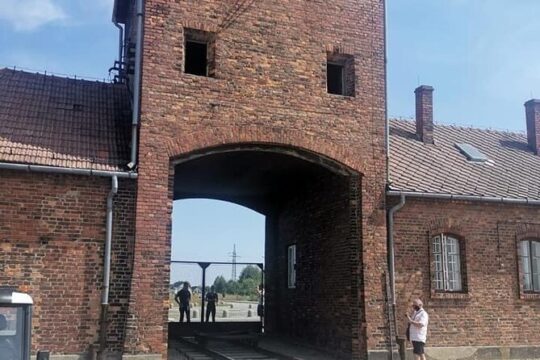 CV-Visit to the Auschwitz Camp in Italian with departure from Krakow