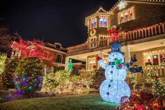 NYC: Dyker Heights Luxury Holiday Lights Tour & Hot Cocoa