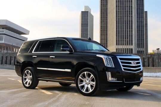 Arrival Private Transfer: Denver Airport DEN to Denver in Luxury SUV