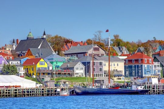 Guided Tour Lunenburg, Mahone Bay and Ovens Park from Halifax